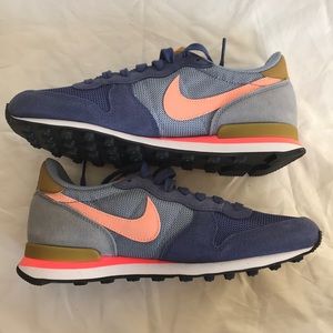 BRAND NEW NIKE INTERNATIONALIST